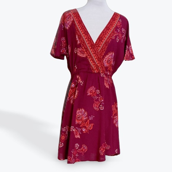 Eyeshadow Dresses & Skirts - Eyeshadow Womens Floral Paisley V-Neck Mini Dress Burgundy Pink Small